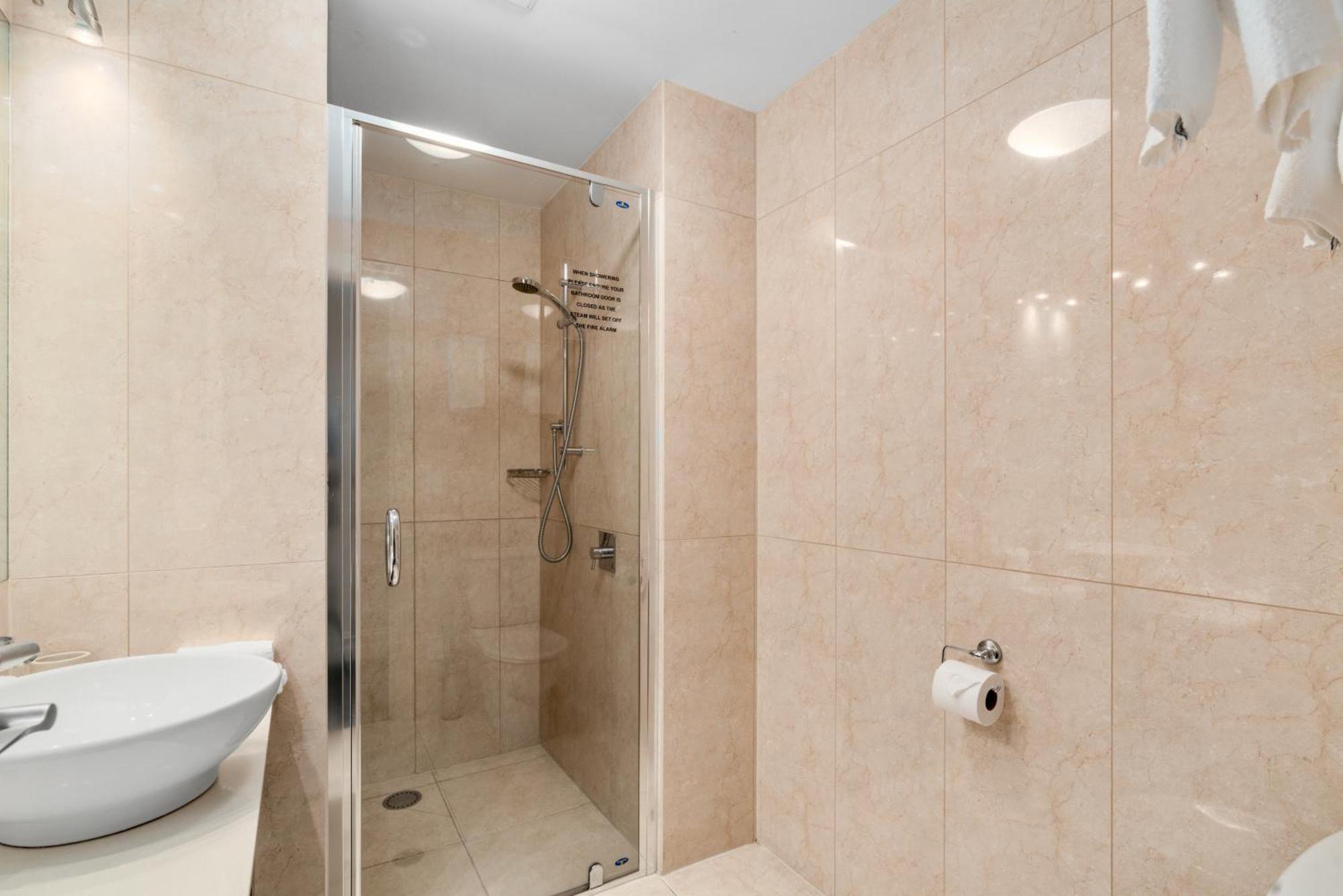 The Beacon - 2 Bedroom Town Center Apartment Κουίνσταουν Εξωτερικό φωτογραφία